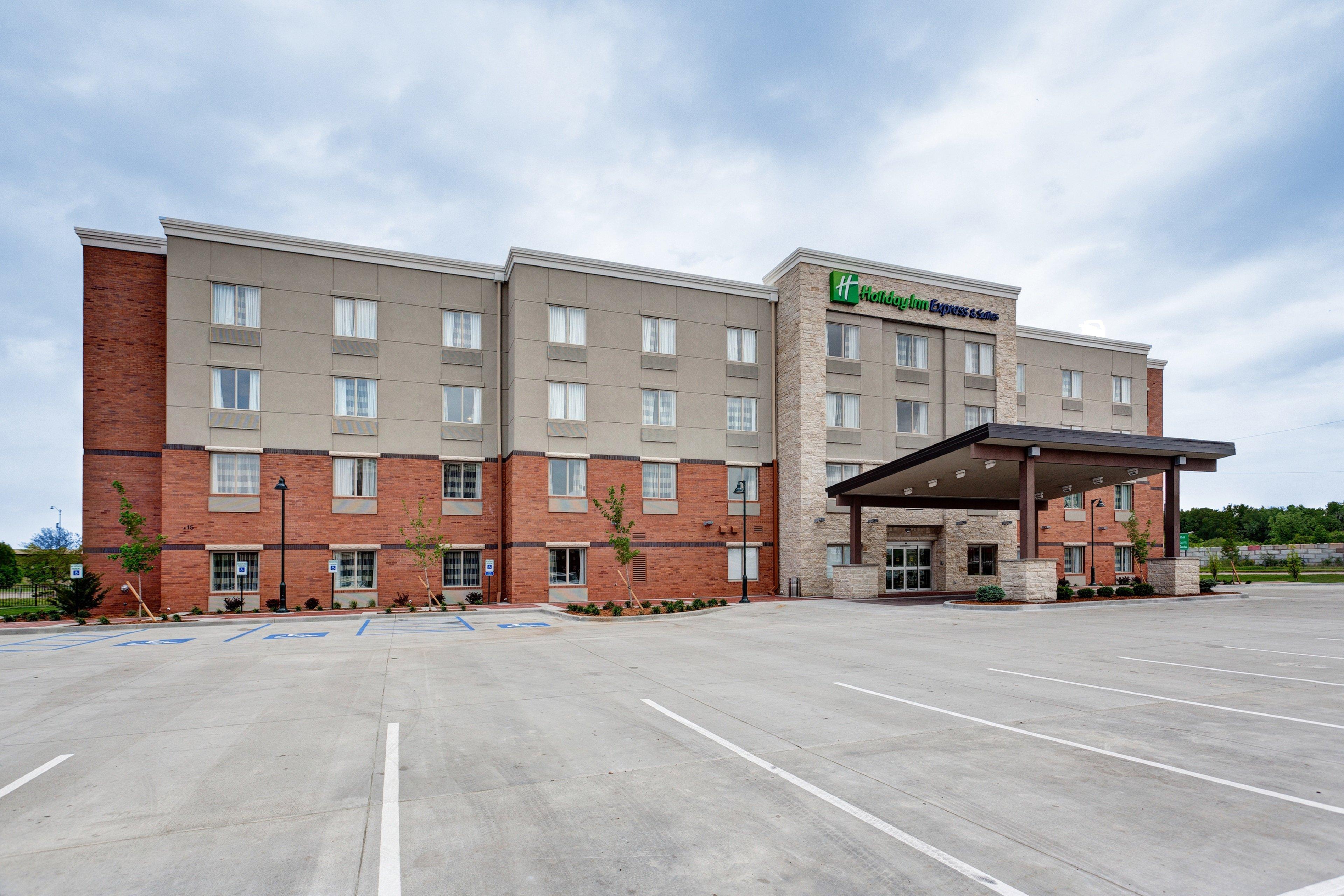 Holiday Inn Express & Suites Manhattan By Ihg Ngoại thất bức ảnh