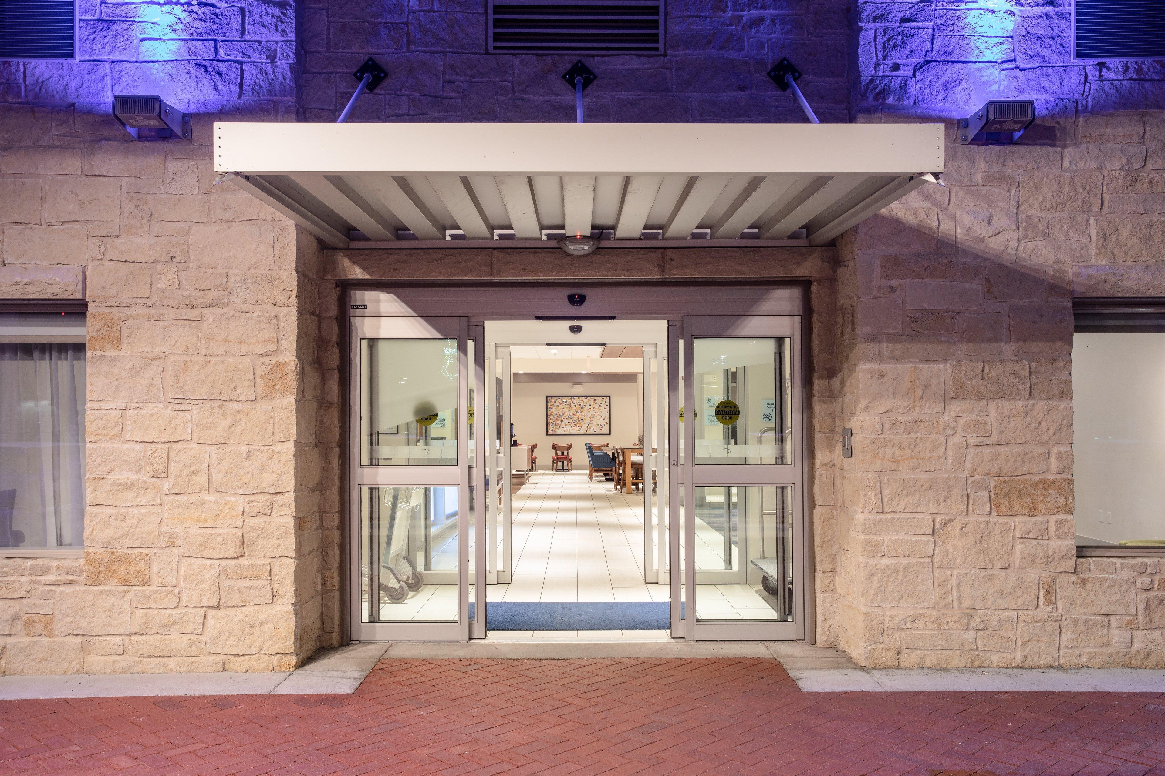 Holiday Inn Express & Suites Manhattan By Ihg Ngoại thất bức ảnh