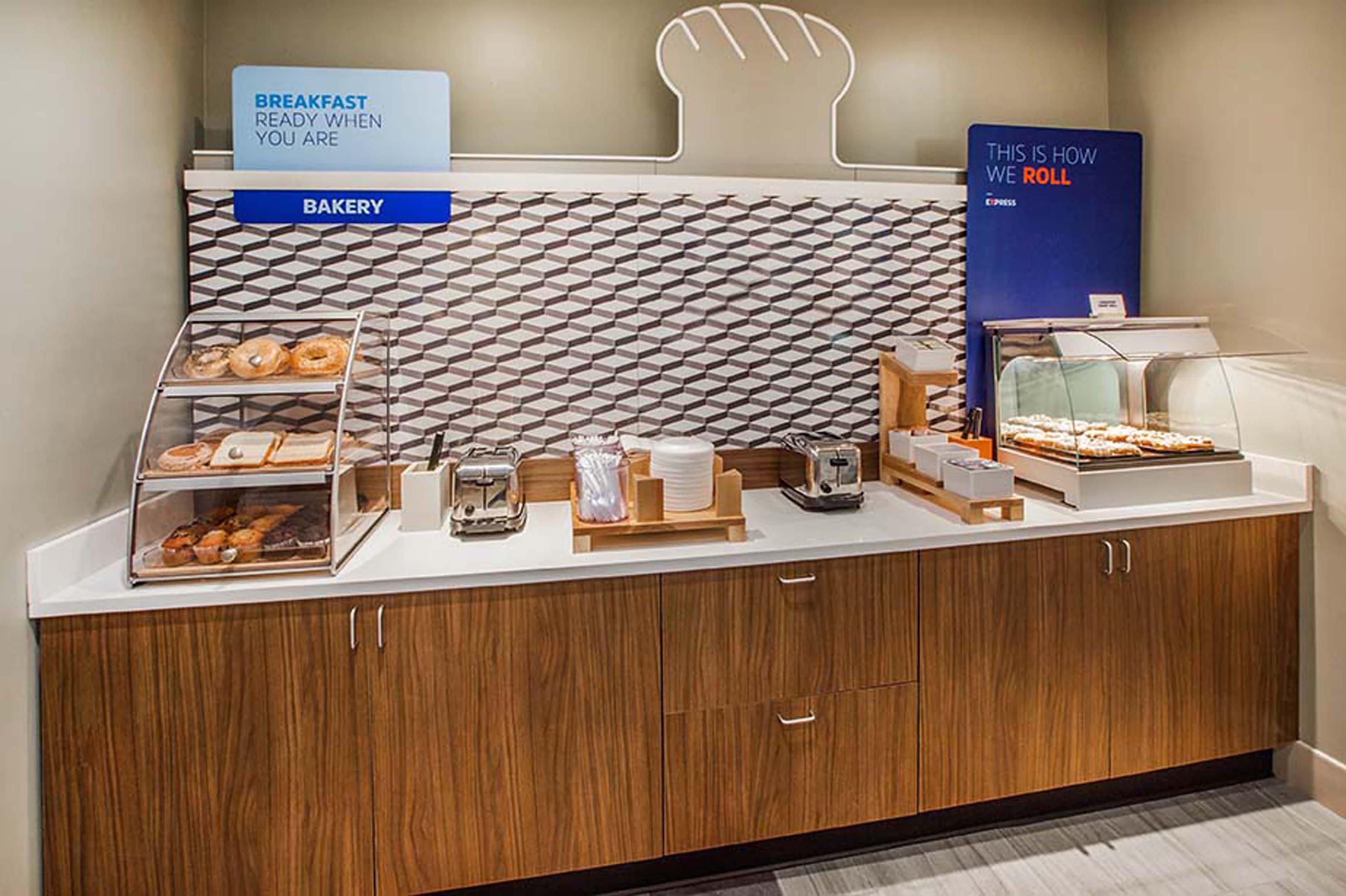 Holiday Inn Express & Suites Manhattan By Ihg Ngoại thất bức ảnh