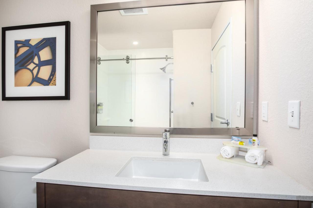Holiday Inn Express & Suites Manhattan By Ihg Ngoại thất bức ảnh
